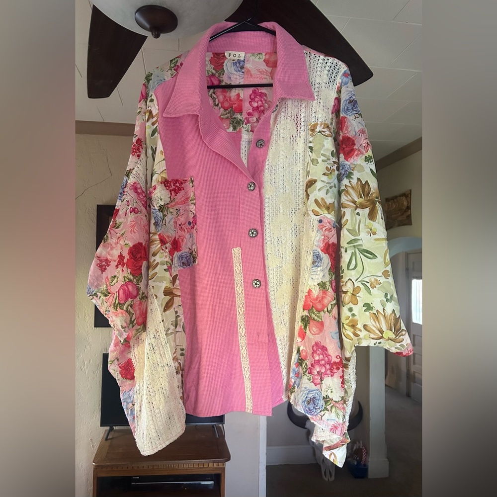 POL pink floral top size medium. Never been worn.